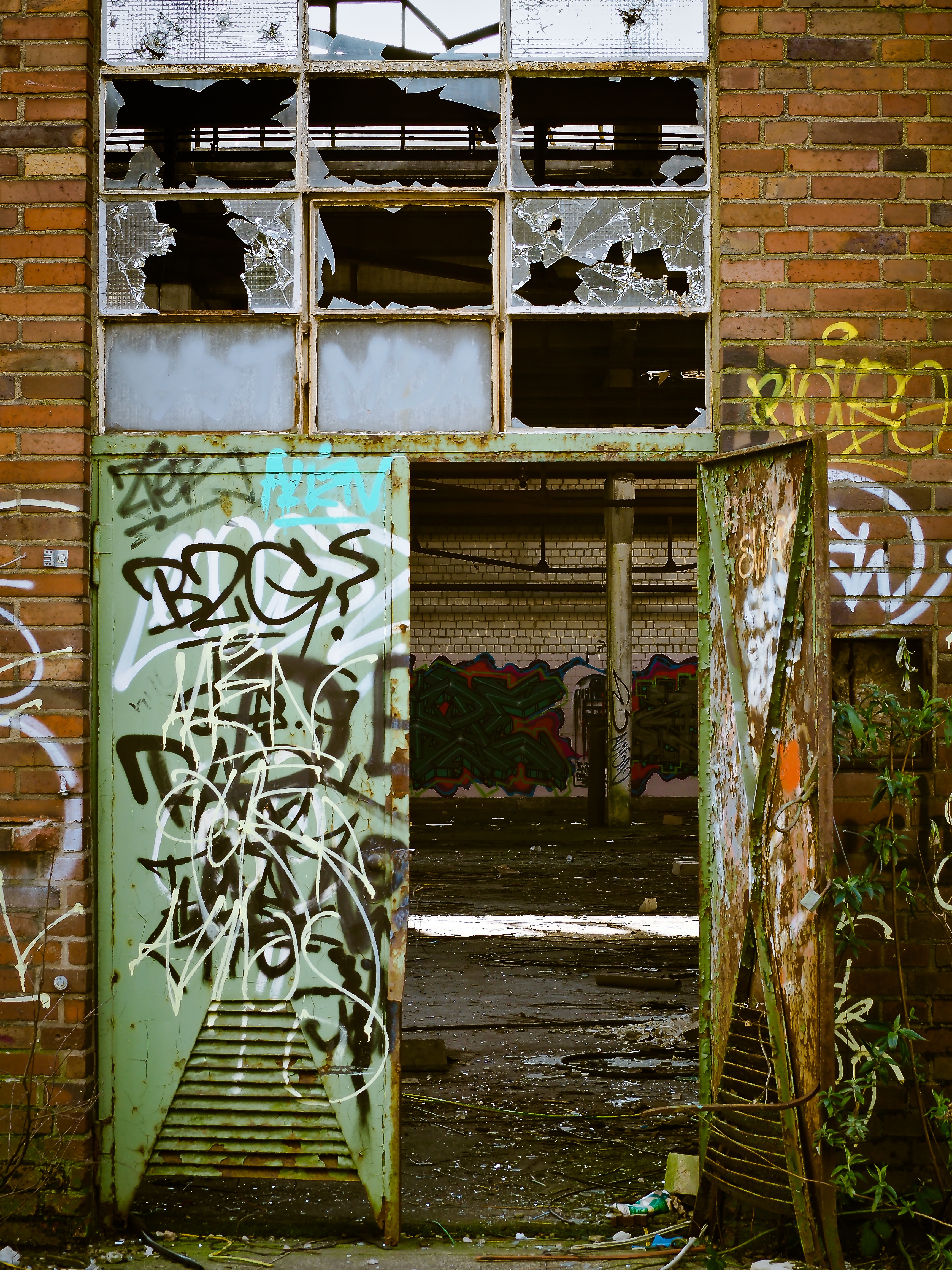 Город распада. Вандализм. Граффити на заброшенных зданиях. Старая стена. Заброшенные стены фабрики.